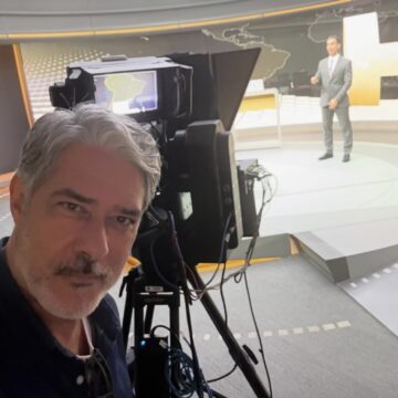 William Bonner visita estúdio do ‘Jornal Hoje’ e brinca com César Tralli: ‘Estou de olho’; assista