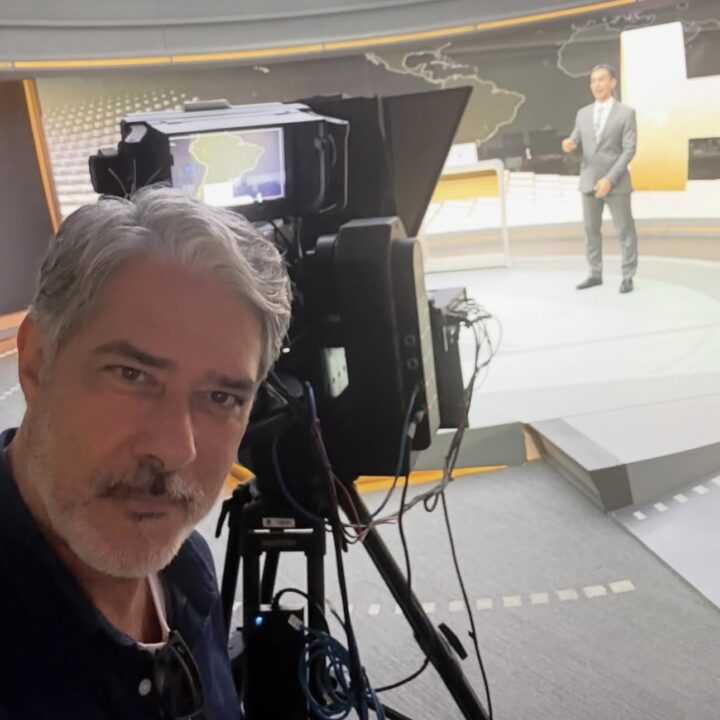 William Bonner visita estúdio do ‘Jornal Hoje’ e brinca com César Tralli: ‘Estou de olho’; assista