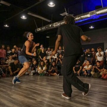Casa Rosa realiza oficinas gratuitas de danças urbanas com professora formada nos EUA
