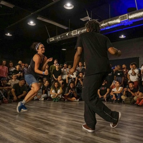Casa Rosa realiza oficinas gratuitas de danças urbanas com professora formada nos EUA