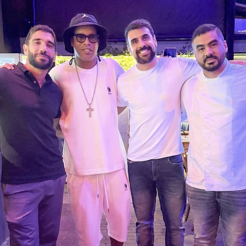 Ronaldinho Gaúcho visita restaurante na Pituba durante passagem por Salvador