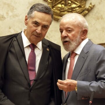Lula assina aposentadoria de Barroso; saída do STF será oficializada neste sábado (18)