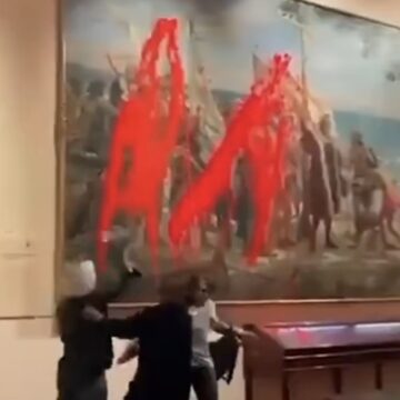 Ativistas jogam tinta em obra de 1892 sobre Cristóvão Colombo em museu de Madri