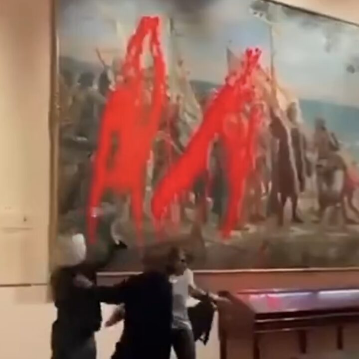 Ativistas jogam tinta em obra de 1892 sobre Cristóvão Colombo em museu de Madri