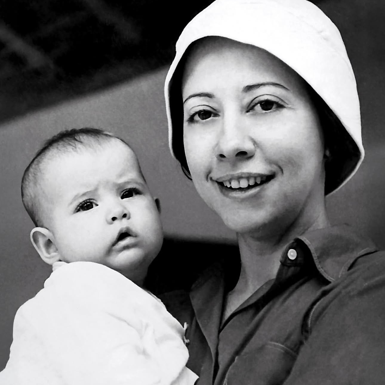 Fernanda Torres homenageia Fernanda Montenegro com foto rara da infância