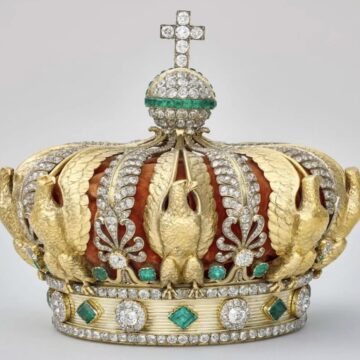Coroa com 1.354 diamantes roubada do Louvre é encontrada em rua de Paris