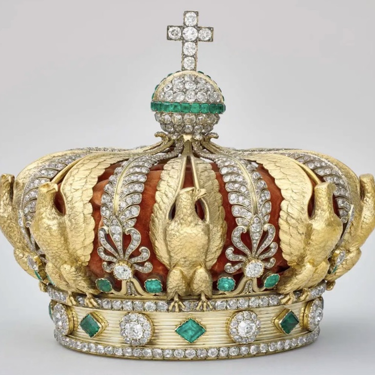 Após ser roubada do Louvre, coroa com 1.354 diamantes é encontrada em rua de Paris