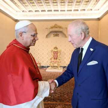 Após cinco séculos de ruptura religiosa, rei Charles III e papa Leão XIV protagonizam reza inédita no Vaticano