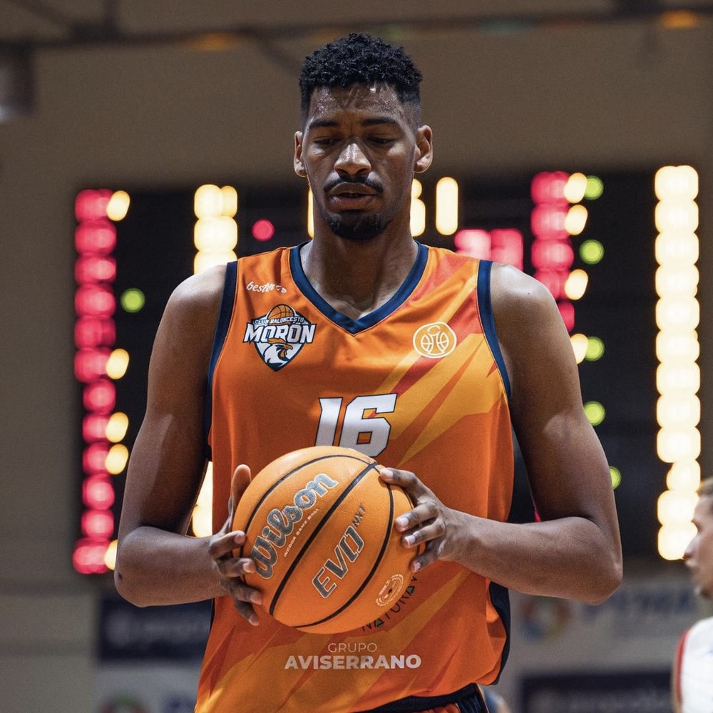 Brasileiro de 2,15m assina com o New York Knicks e pode fazer história na NBA Brasileiro de 2,15m assina com o New York Knicks e pode fazer história na NBA