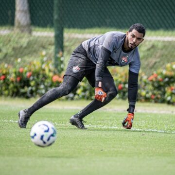 Lesão grave tira Lucas Arcanjo do restante da temporada pelo Vitória