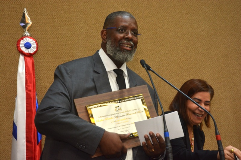 Péricles recebe título de Cidadão Baiano e celebra laços com Salvador: “Como um filho que voltou para casa”