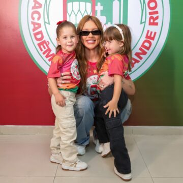 Virginia Fonseca leva as filhas para festa na quadra da Grande Rio