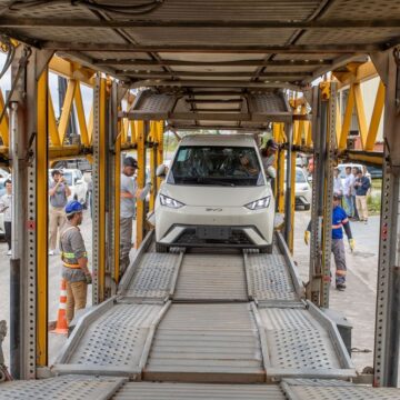 BYD realiza primeiro carregamento de veículos elétricos produzidos em Camaçari