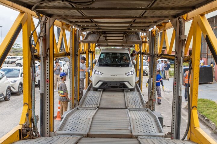 BYD realiza primeiro carregamento de veículos elétricos produzidos em Camaçari