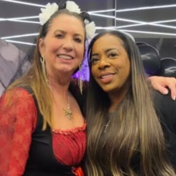 Mãe de Virginia Fonseca e mãe de Vini Jr. se encontram durante festa do casal em Madri