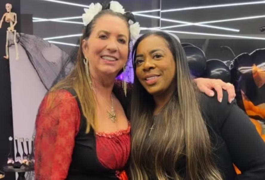 Mãe de Virginia Fonseca e mãe de Vini Jr. se encontram durante festa do casal em Madri Mãe de Virginia Fonseca e mãe de Vini Jr. se encontram durante festa do casal em Madri