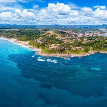 Destino turístico da Bahia proíbe consumação mínima em barracas de praia
