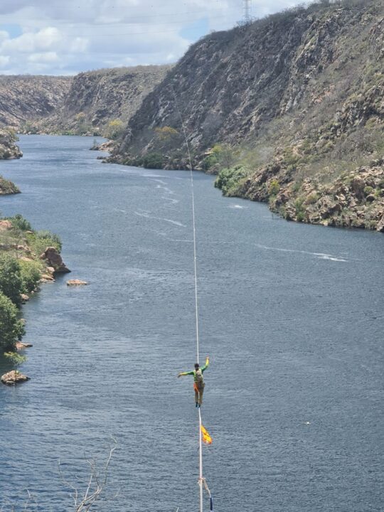 Baiano cruza 859 metros de slackline sobre água no Rio São Francisco e quebra recorde
