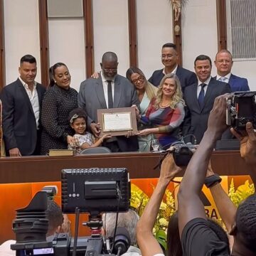 Péricles recebe título de Cidadão Baiano e celebra laços com Salvador: “Como um filho que voltou para casa”