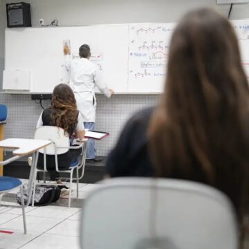 Dia dos Professores não é feriado nacional: veja quem folga e quantos feriados restam em 2025