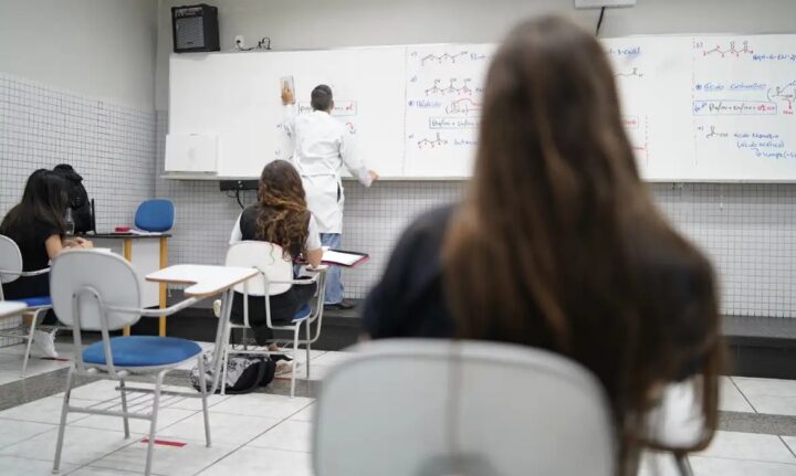 Dia dos Professores não é feriado nacional: veja quem folga e quantos feriados restam em 2025