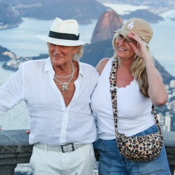 De férias no Rio de Janeiro, Rod Stewart visita o Cristo Redentor com a família De férias no Rio de Janeiro, Rod Stewart visita o Cristo Redentor com a família