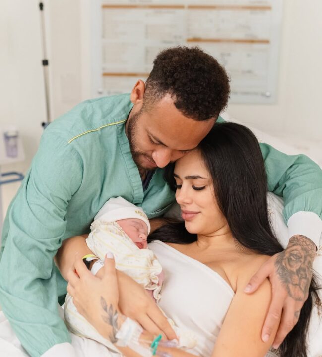 Filha caçula de Neymar e Bruna Biancardi encanta ao usar look em homenagem ao pai