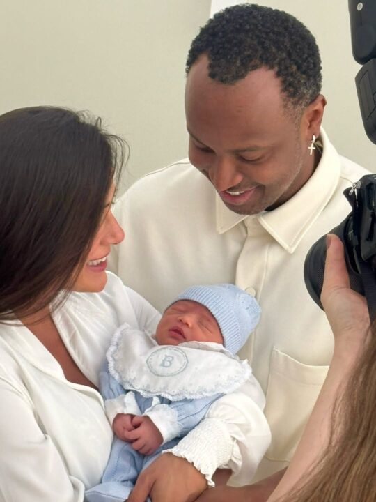 Carol Peixinho mostra filho Bento assistindo ao show do pai e exalta semelhança entre os dois: “Xerox”