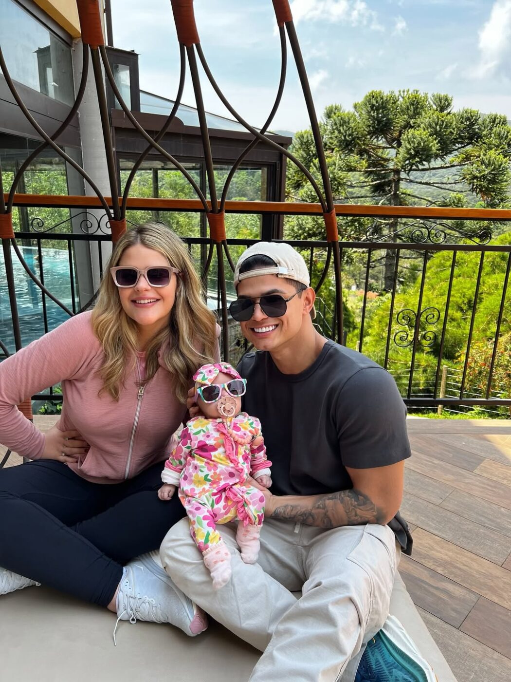 Neta de Tom Cavalcante, Antonella rouba a cena ao surgir estilosa em fotos com a família; veja