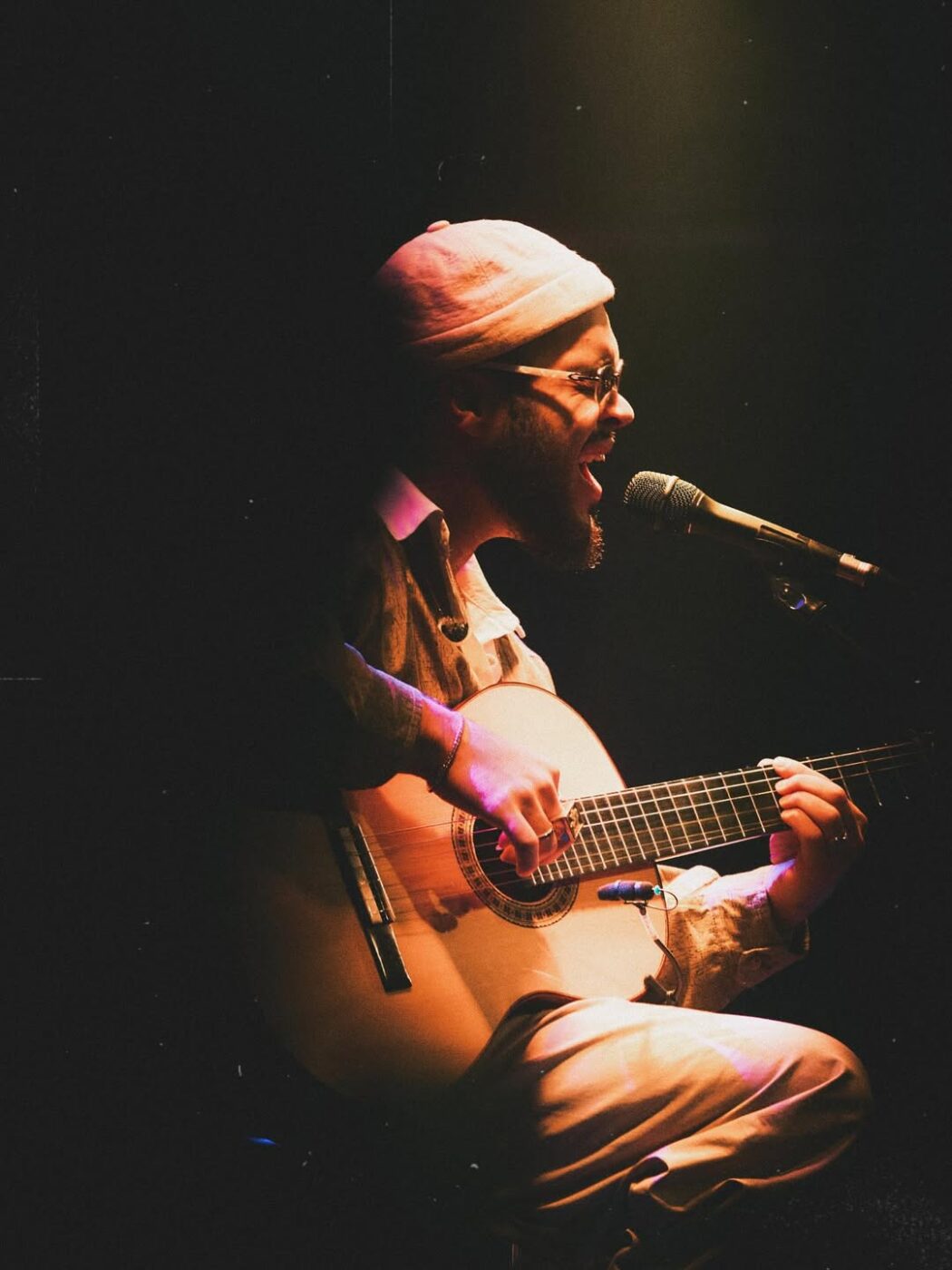 Francisco Gil abre o coração após turnê na Europa: “Virou um ponto de encontro com a minha mãe”