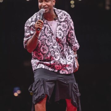 Thiaguinho se emociona ao ganhar presente especial durante show em Salvador