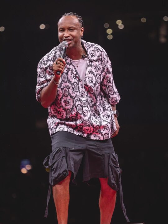 Thiaguinho se emociona ao ganhar presente especial durante show em Salvador