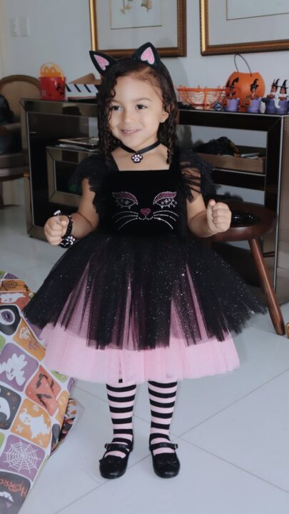 Filha de Lore Improta e Léo Santana ganha festa de Halloween e encanta com look especial; veja fotos Filha de Lore Improta e Léo Santana ganha festa de Halloween e encanta com look especial; veja fotos