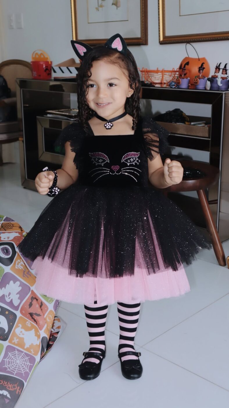 Filha de Lore Improta e Léo Santana ganha festa de Halloween e encanta com look especial; veja fotos Filha de Lore Improta e Léo Santana ganha festa de Halloween e encanta com look especial; veja fotos