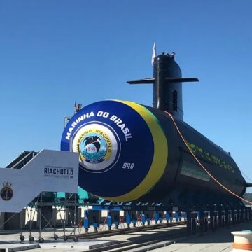 Gigante submerso da Marinha, submarino Humaitá chega a Salvador para visitação pública