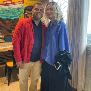 Vitória Falcão, do duo Anavitória, curte Salvador e visita restaurante com vista para o mar