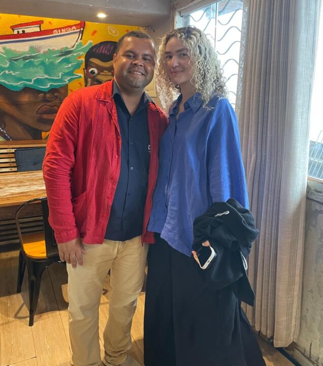 Vitória Falcão, do duo Anavitória, curte Salvador e visita restaurante com vista para o mar