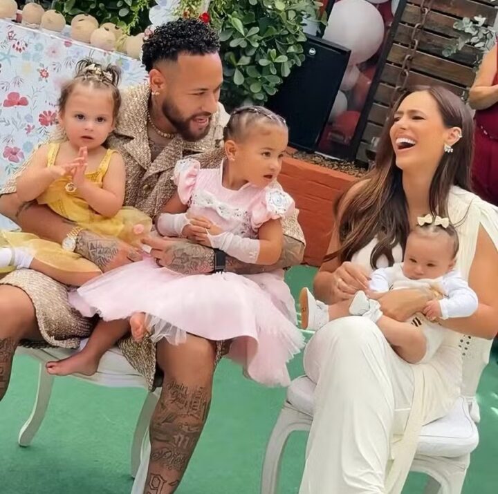 Neymar tira foto rara ao lado das três filhas, Mavie, Helena e Mel, em ocasião especial