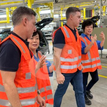 Exclusivo! Luciano Huck desembarca na Bahia e visita fábrica da BYD em Camaçari