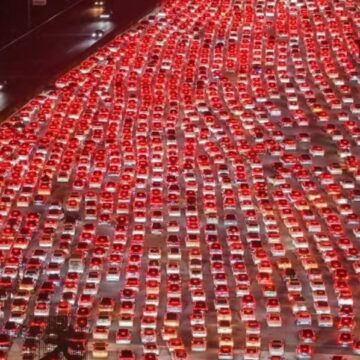 Megaengarrafamento reúne 10 milhões de carros após feriadão na China