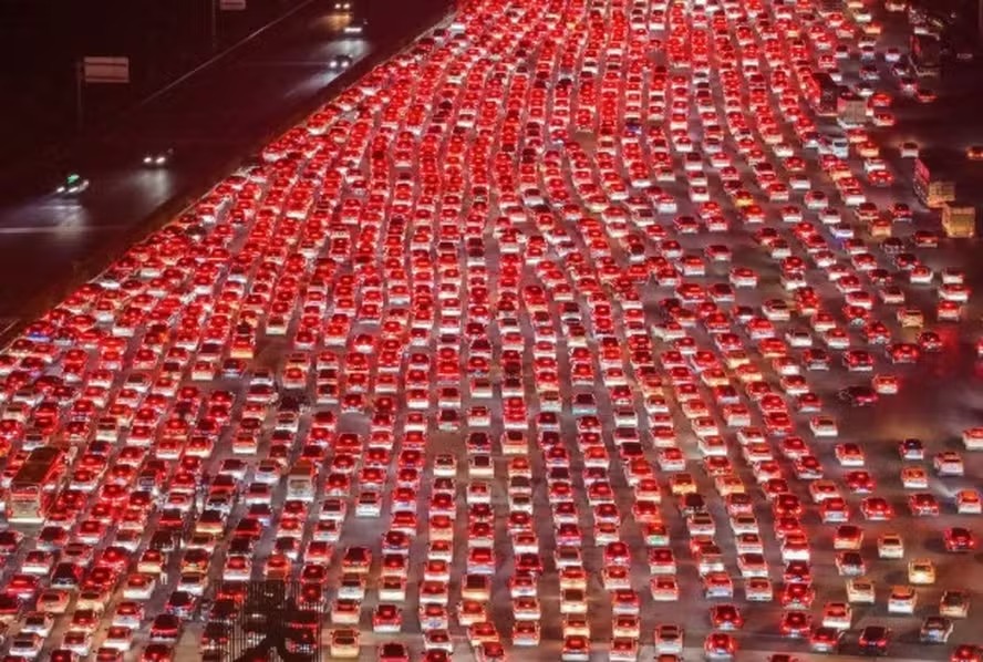 Megaengarrafamento reúne 10 milhões de carros após feriadão na China