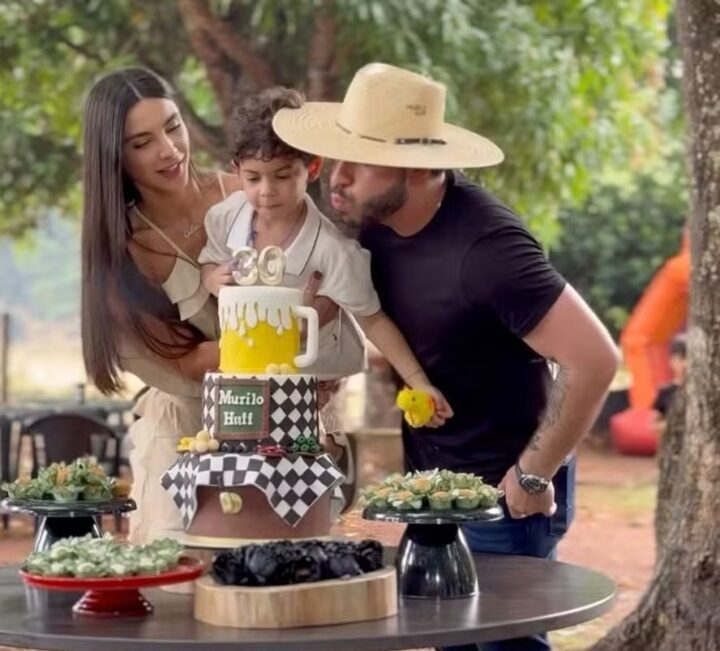 Murilo Huff celebra aniversário de 30 anos com o filho Léo e a noiva Gabriela Versiani