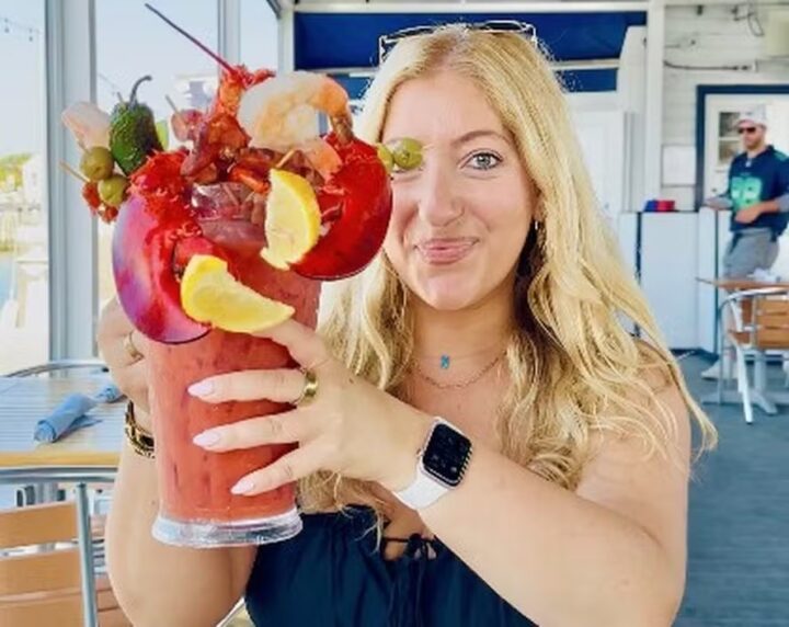 Drink de R$ 655 faz sucesso em restaurante por causa de ingrediente inusitado: lagosta inteira