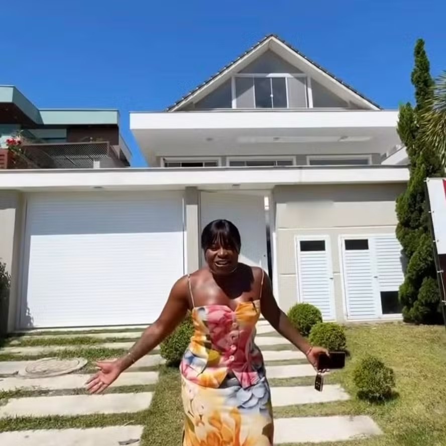 Com direito a ‘tiro na Justiça’, Jojo Todynho celebra nova mansão de R$ 3,9 milhões