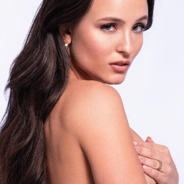 Larissa Manoela faz topless em campanha por prevenção de câncer de mama