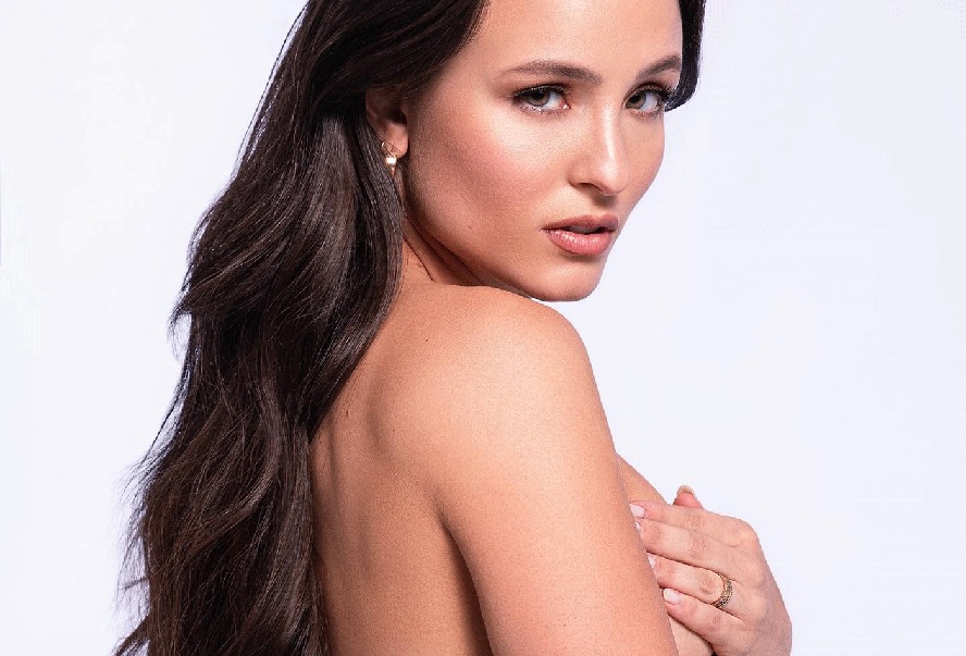 Larissa Manoela faz topless em campanha por prevenção de câncer de mama
