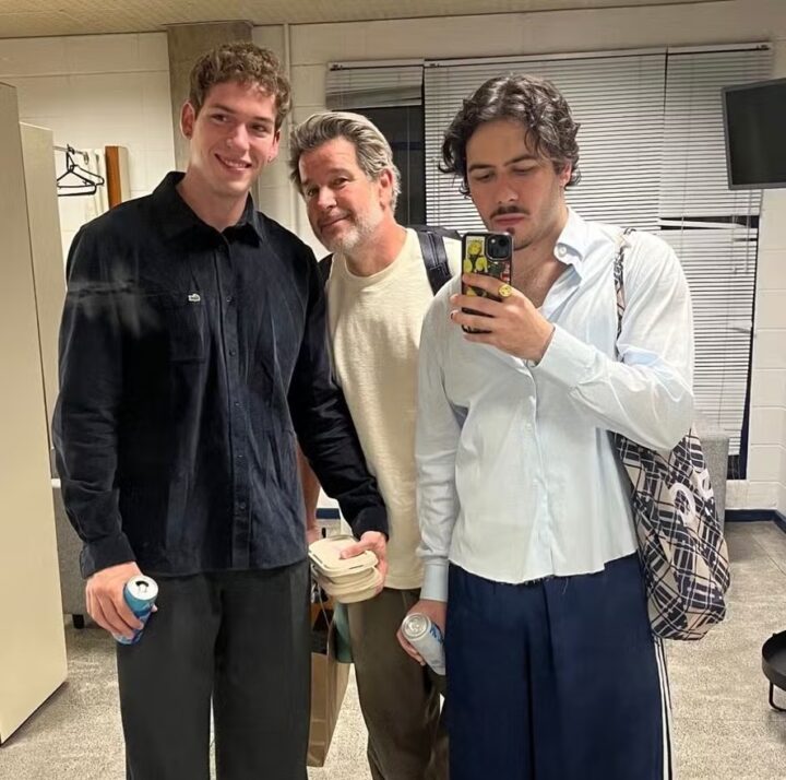 Murilo Benício posa com os filhos Pietro e Antônio nos bastidores da Globo