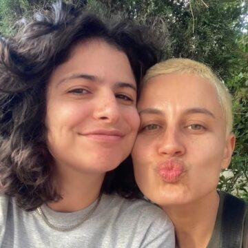 Filha de Debora Bloch posa com a mulher cantora durante temporada na Europa