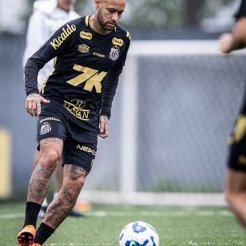Neymar volta a treinar com bola e fica perto de retorno ao Santos Neymar volta a treinar com bola e fica perto de retorno ao Santos