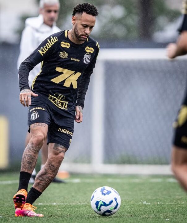 Neymar volta a treinar com bola e fica perto de retorno ao Santos Neymar volta a treinar com bola e fica perto de retorno ao Santos